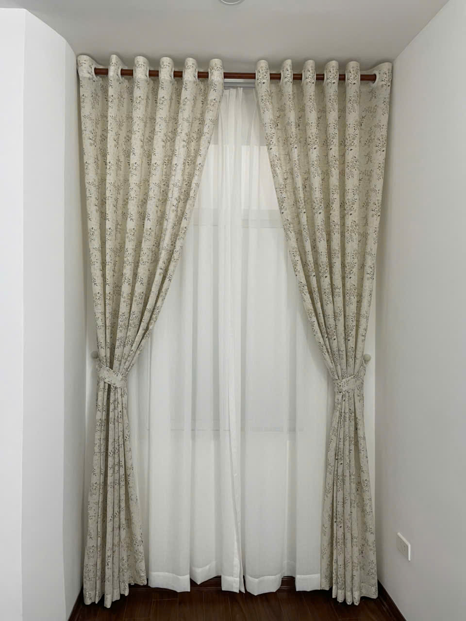 Rèm voan có thể kết hợp với một lớp voan khác làm rèm hai lớp