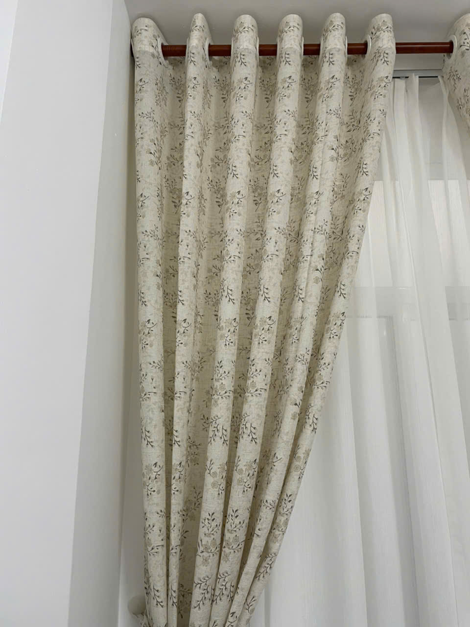 Họa tiết hoa nhí được in lên voan tạo điểm nhấn nổi bật