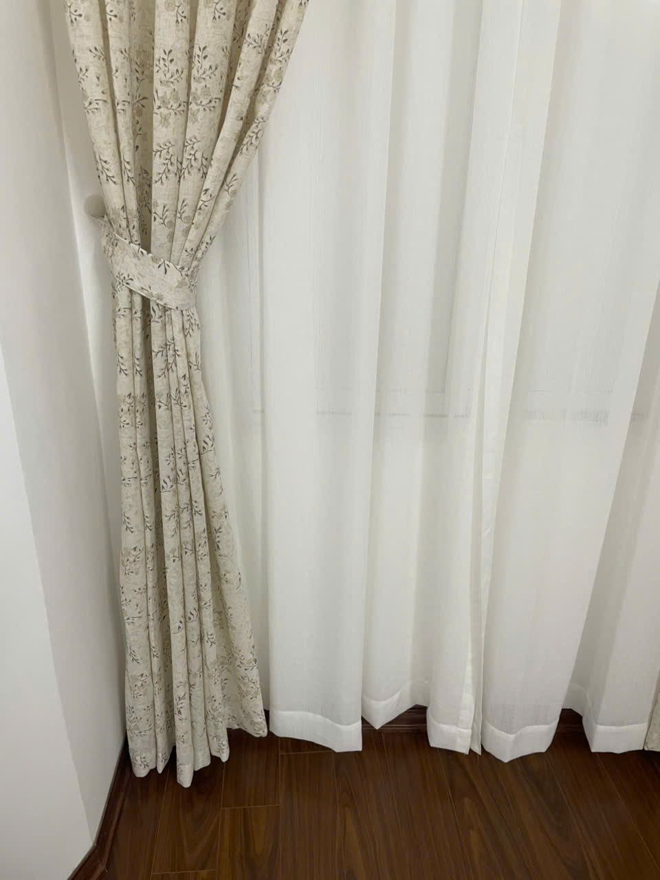 Chất voan mềm mại dễ dàng tạo sóng ngay sau khi lắp đặt