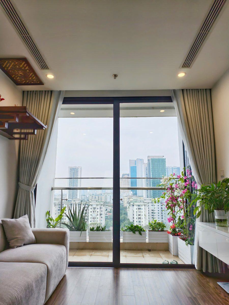 Rèm vải thô màu be treo phòng khách chung cư do Rèm Tâm An lắp đặt