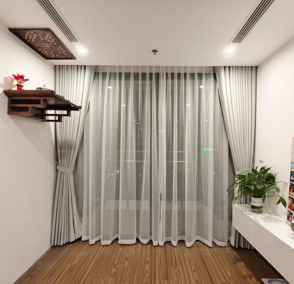 Rèm vải xám kèm voan trắng trong căn hộ chung cư