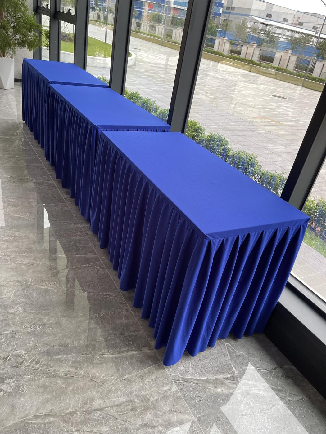 Khăn trải bàn hội nghị quây váy xếp ly màu xanh bích