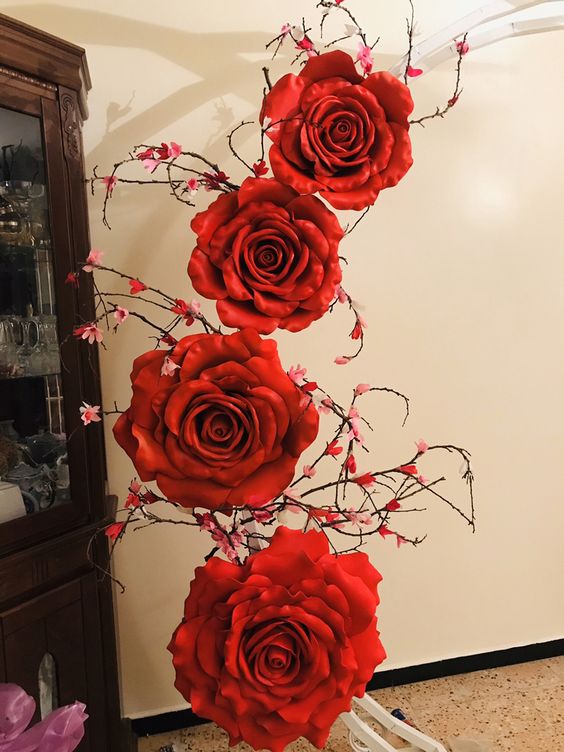 Hoa hồng khổng lồ màu đỏ