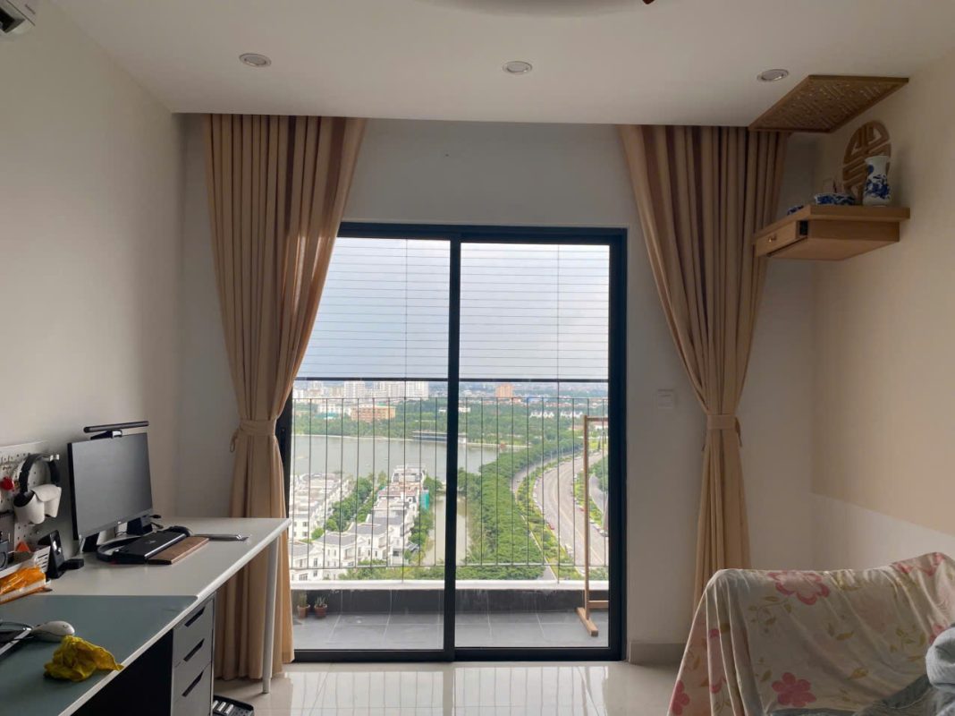 Bạn có thể buộc ở giữa thay vì cho vào góc tường