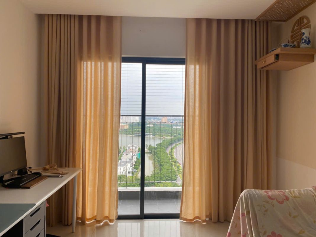 Rèm linen lấy ánh sáng nhẹ cho căn phòng