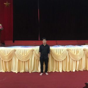 Váy quây bục sân khấu có yếm