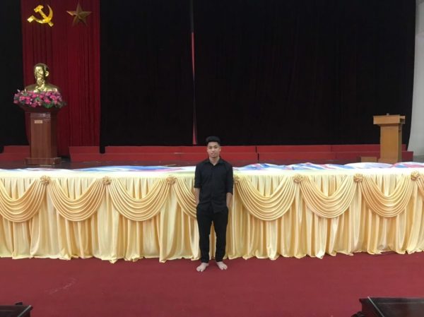 Váy quây bục sân khấu có yếm