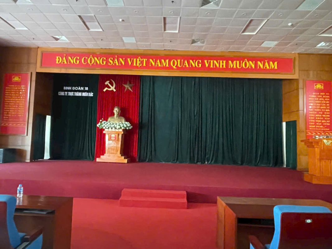 Rèm hội trường cũ của công ty trực thăng miền bắc
