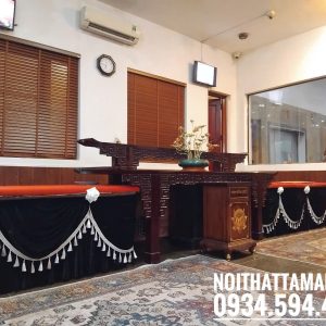 Váy quây bàn thờ có yếm kết hợp tua