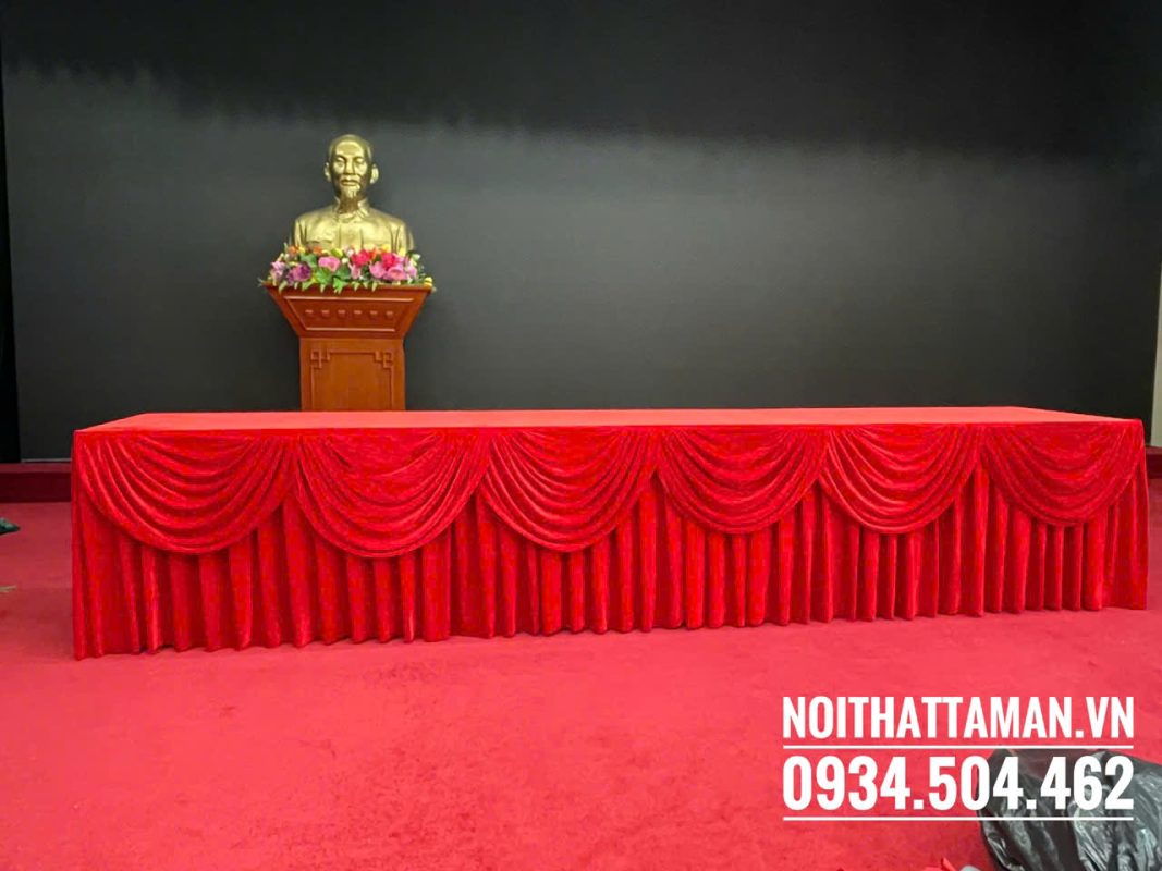 Khăn trải bàn hội nghị có yếm vải nhung tuyết đỏ tươi
