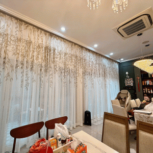 Họa tiết dây leo được in ở phía trên của voan
