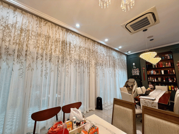 Họa tiết dây leo được in ở phía trên của voan