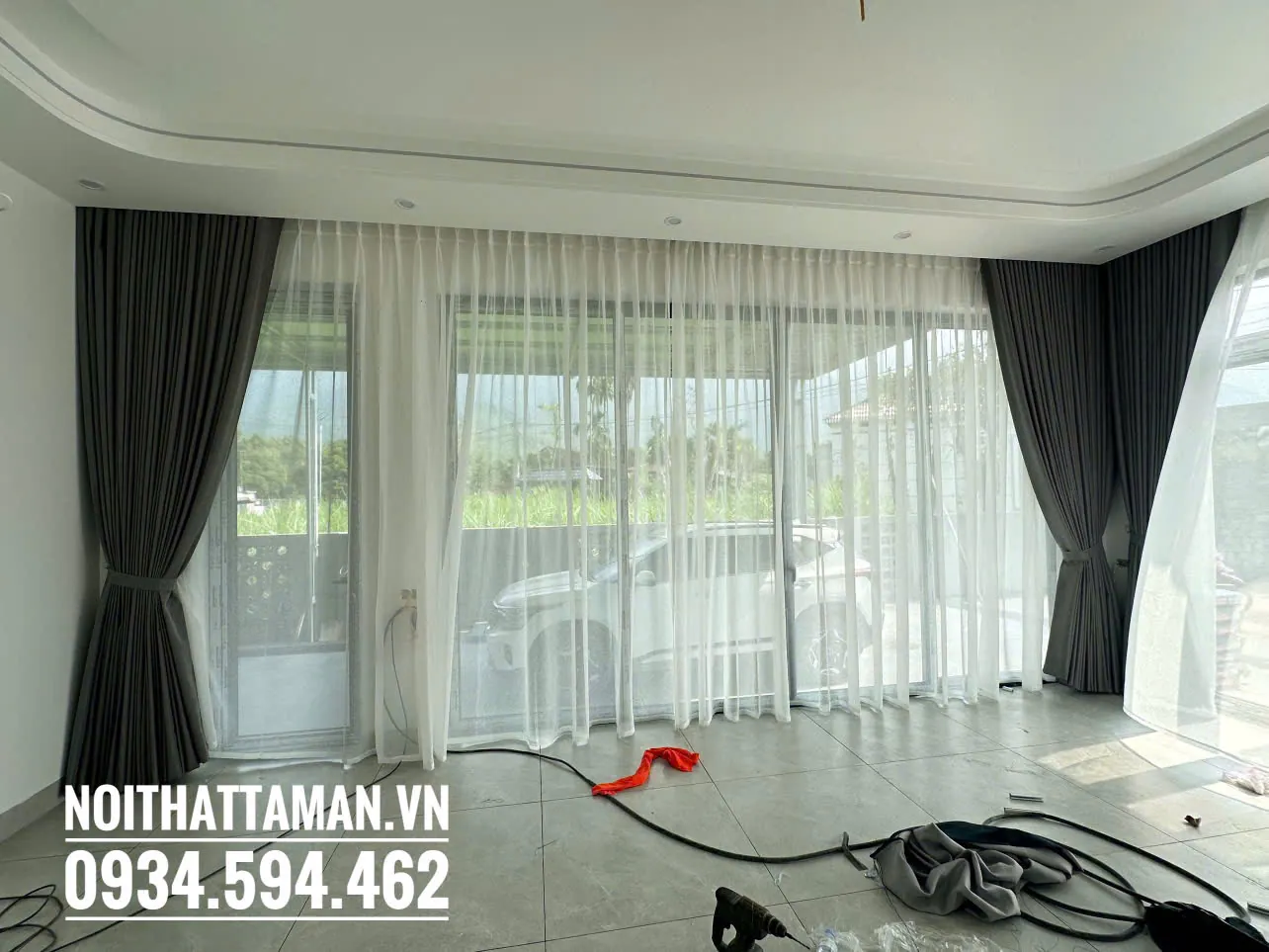 Lắp đặt rèm vải hai lớp may định hình cho cửa chính tại Vĩnh Phúc
