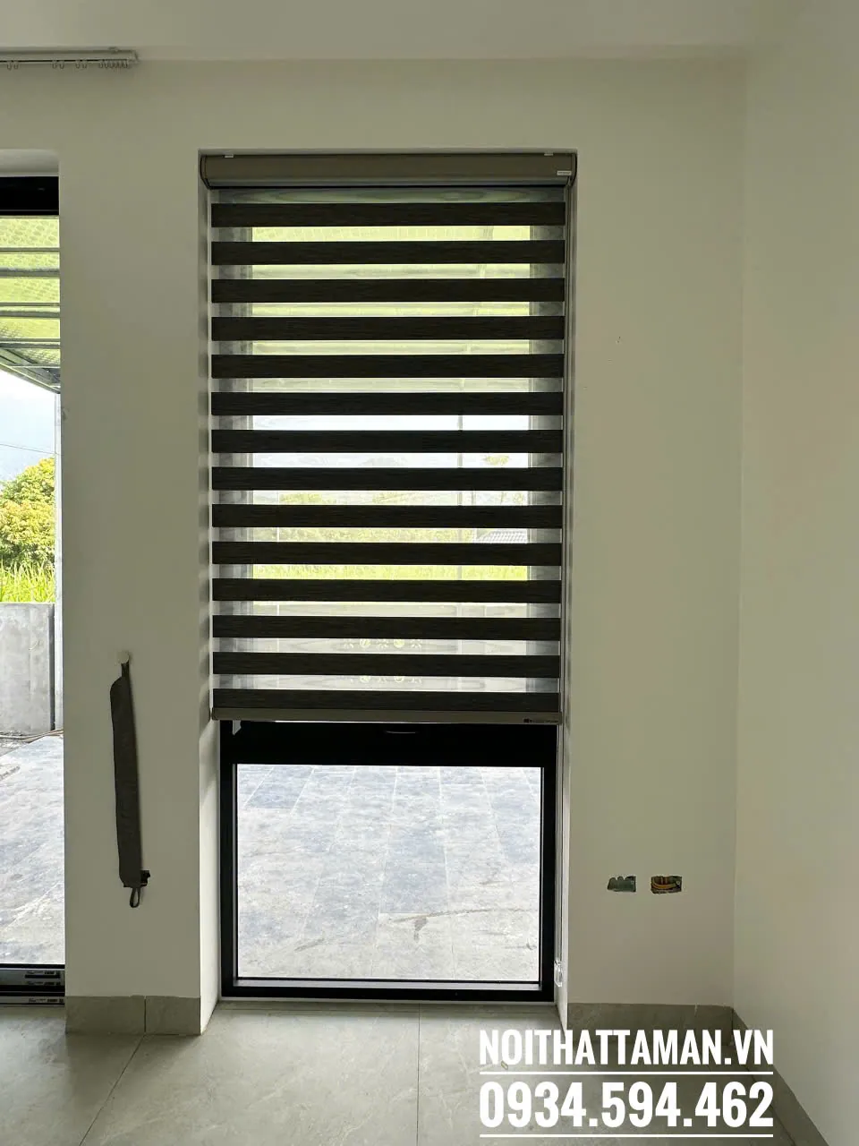 Rèm cầu vồng lắp lọt khung cửa sổ cao tại Vĩnh Phúc