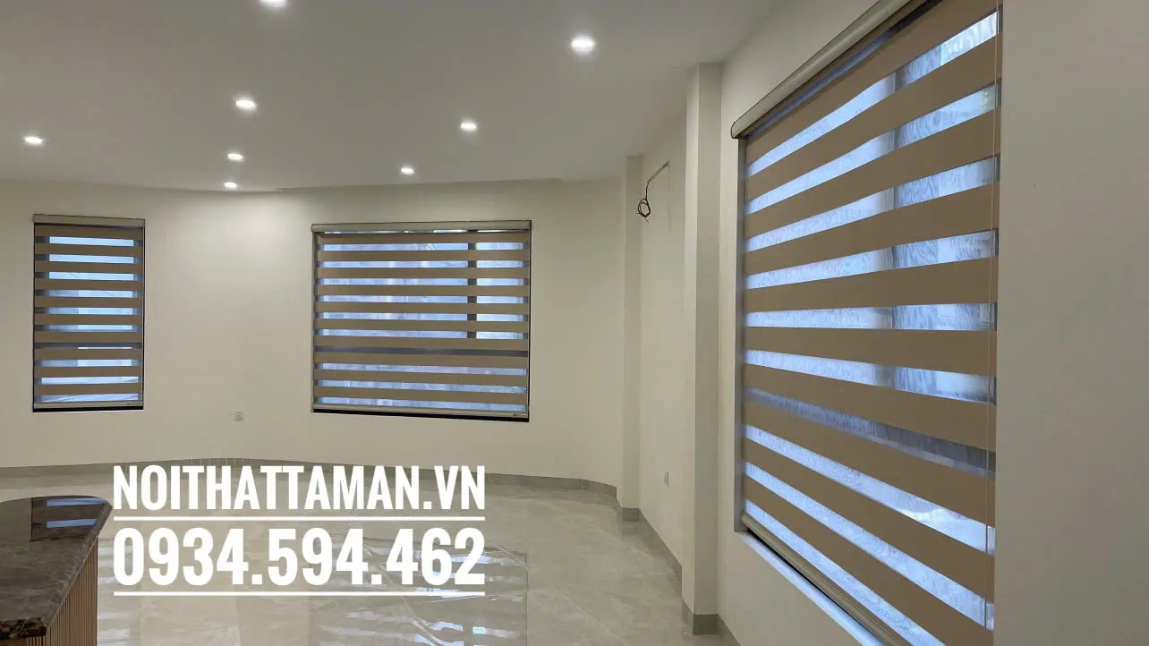 Rèm cầu vồng màu vàng mở lấy sáng cho cửa sổ nhà phố Xuân Đỉnh