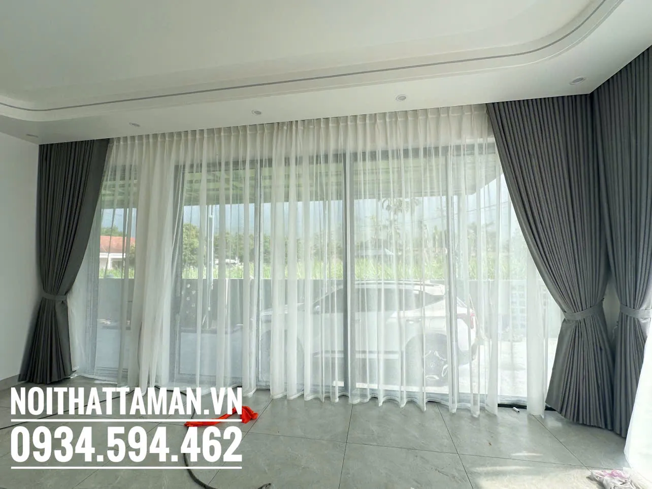 Rèm vải hai lớp màu xám và voan trắng cho cửa kính lớn nhà dân tại Vĩnh Phúc