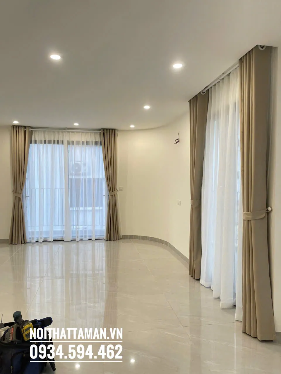 Rèm vải hai lớp màu vàng kết hợp voan trắng cho cửa ban công nhà phố Xuân Đỉnh