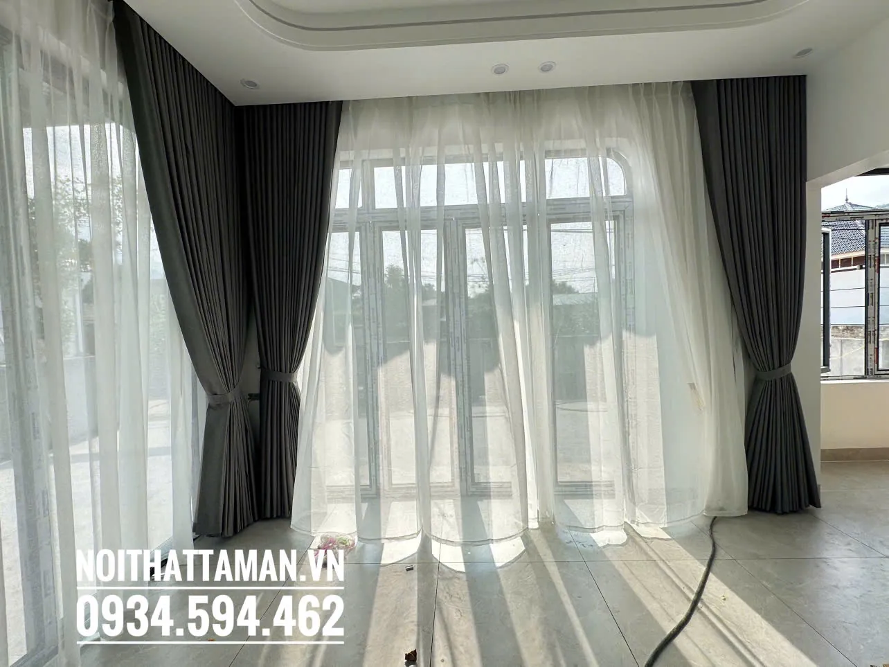 Rèm vải may định hình cho góc phòng khách nhiều cửa kính